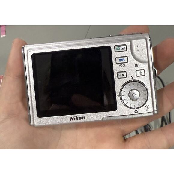 Nikon CoolPix S5 Silver 6MP 3x Optical Zoom 2.5" Screen Compact Digital Camera - Picture 4 of 8